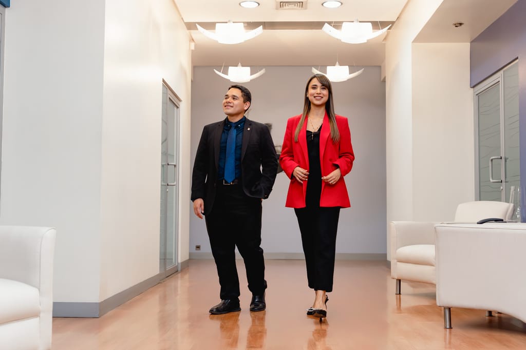 Dos profesionales de CENTR4L caminando por la recepción de la oficina